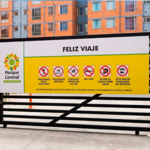 Aviso informativo en lámina galvanizada resistente a la intemperie con señales reglamentarias