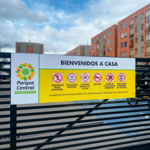 Aviso informativo en lámina galvanizada resistente a la intemperie con señales reglamentarias