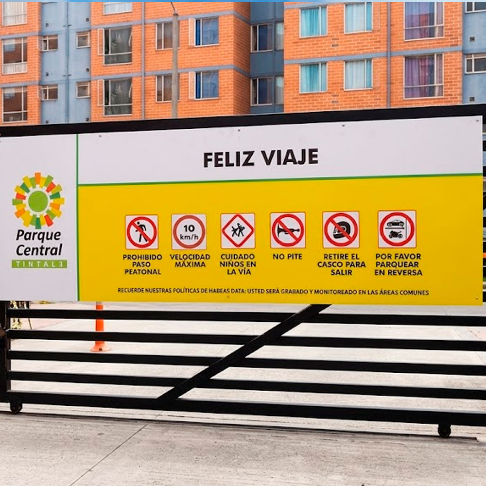Aviso informativo en lámina galvanizada resistente a la intemperie con señales reglamentarias