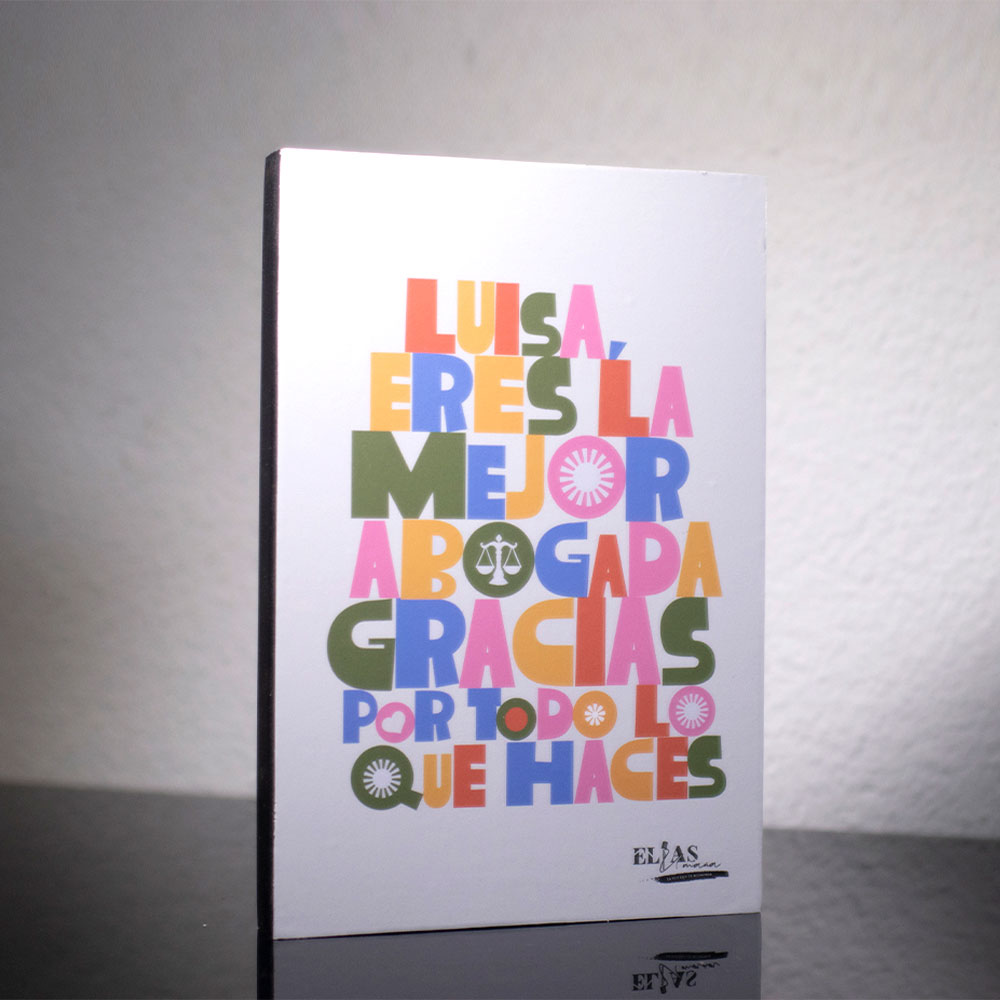 Retablo en madera MDF personalizado con frase de regalo profesional sobre fondo blanco